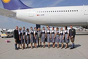 Lufthansa Trachten Crew eingekleidet von Angermaier (©Foto. Marikka-Laila Maisel